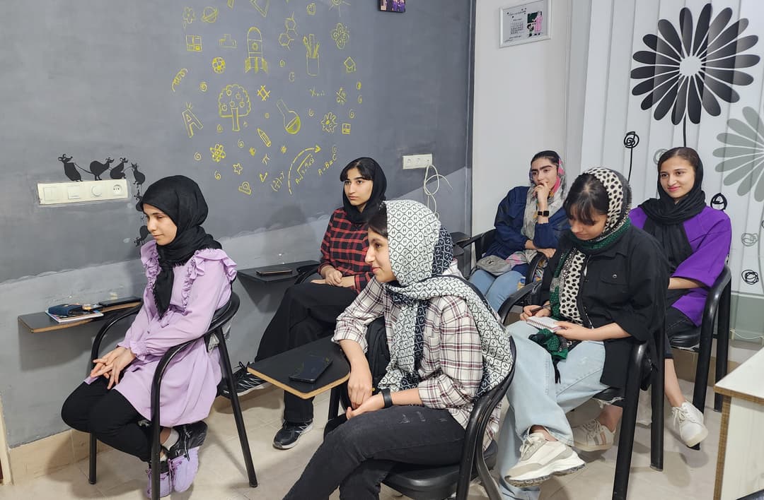 برگزاری کلاس مشاوره دانش‌آموزان کانون قلمچی در آموزشگاه پارسا